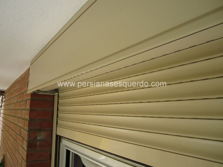 persiana enrotllable d'alumini perfilat amb el calaix exterior en color marfil