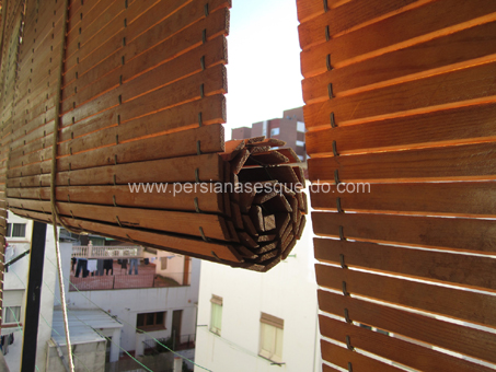 persiana alicantina de madera barnizada natural