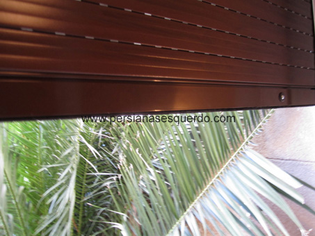 persiana enrollable de aluminio perfilado con el cajón de obra en color marrón