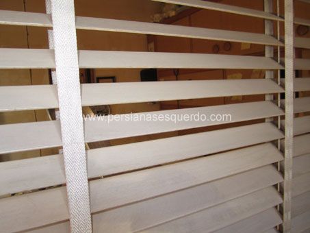 persiana veneciana lames de fusta amb cinta de cotó